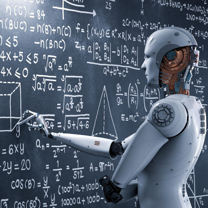 Ein Roboter steht nachdenkend an einer Tafel und ergänzt eine Formel mit einer zugehörigen Visualisierungen.