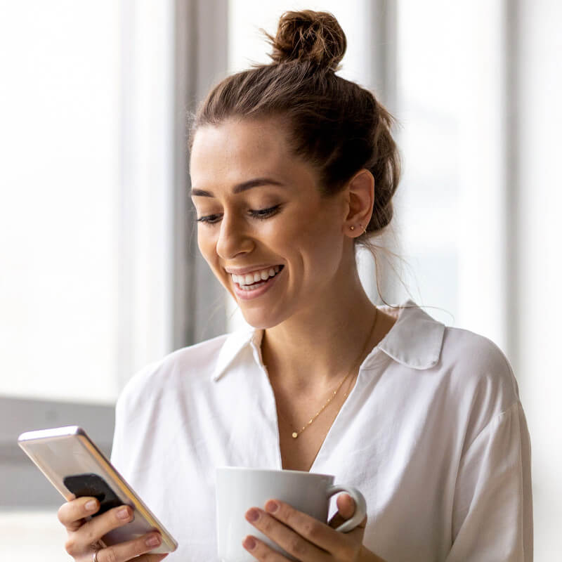 Eine Frau am Smartphone. Wurde dieses für unter 200€ erworben?