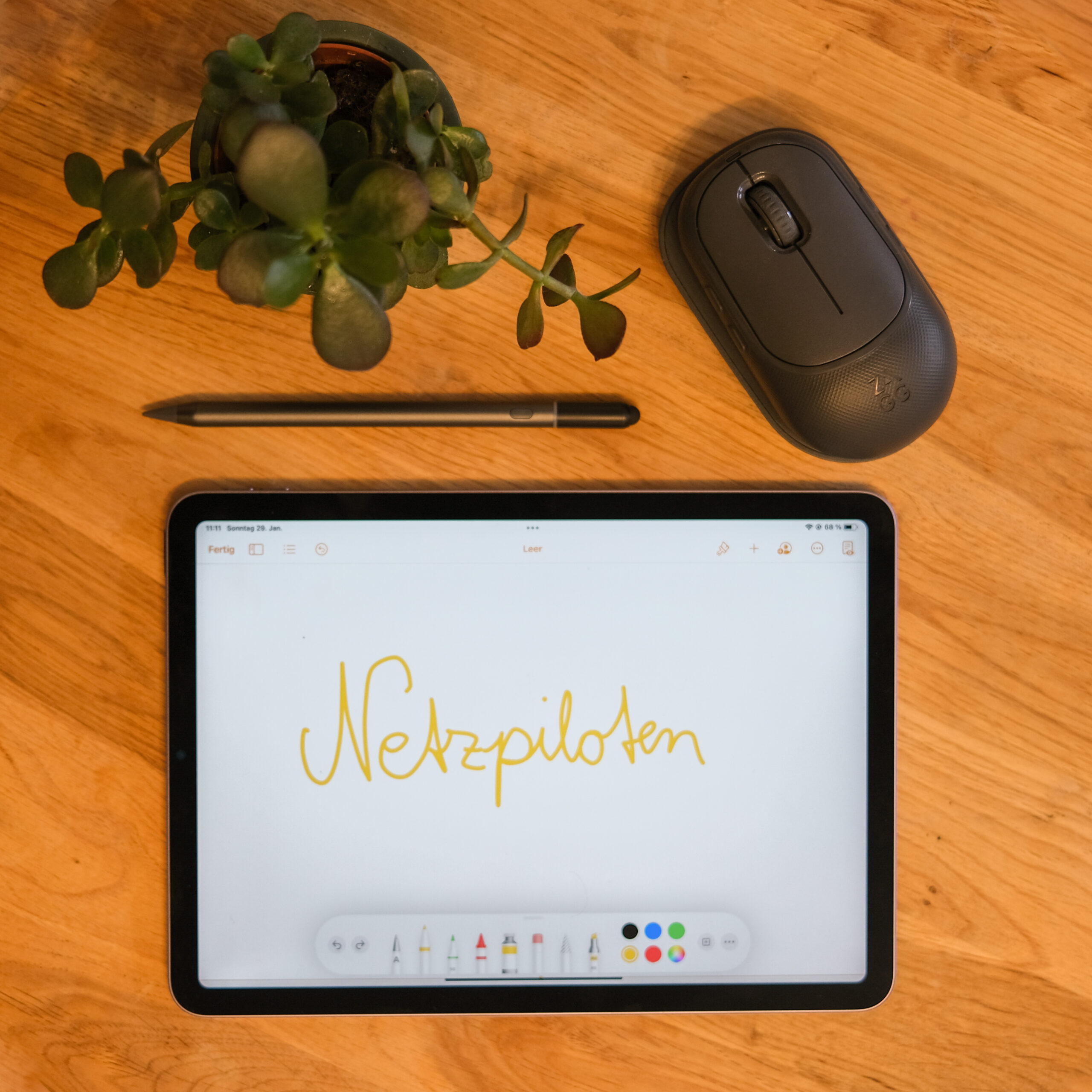 Ein iPad Air auf dem mit Zubehör "Netzpiloten" geschrieben steht.