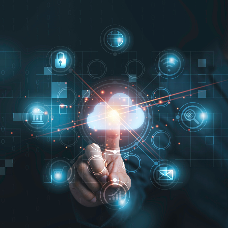 Handberührende Infografik-Cloud-Computing- und Technologie-Symbole, Cloud-Technologie zentralisiert das Sammeln von Lebensstil- und vertraulichen Informationen wie Internet-Banking, Passwörtern und Einkaufen.