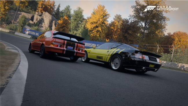 Überholmanöver in Forza Motorsport vor herbstlicher Kulisse.