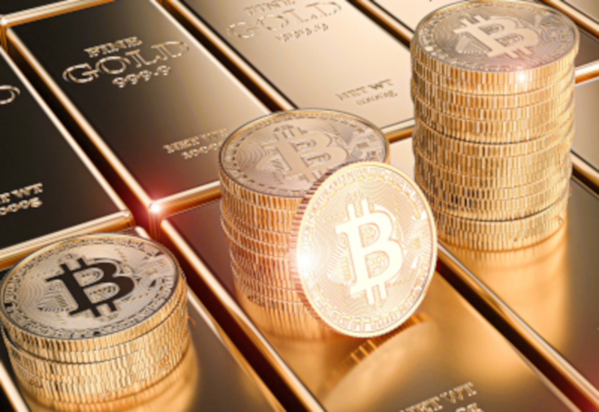 Bitcopin Münzen stehen auf einer Palette Goldbarren