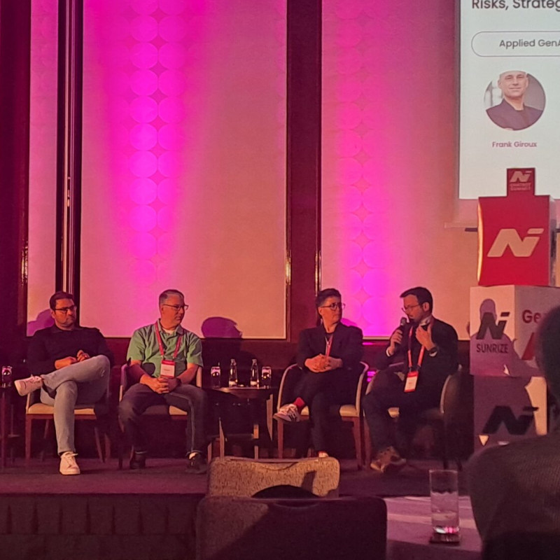 4 Speaker sitzen auf der Bühne des Chatbot Summit nebeneinander.