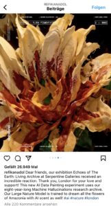 Foto zeigt ein KI-generiertes Bild vom Künstler Refik Anadol, auf dem eine gelb-rote KI-Blume zu sehen ist.