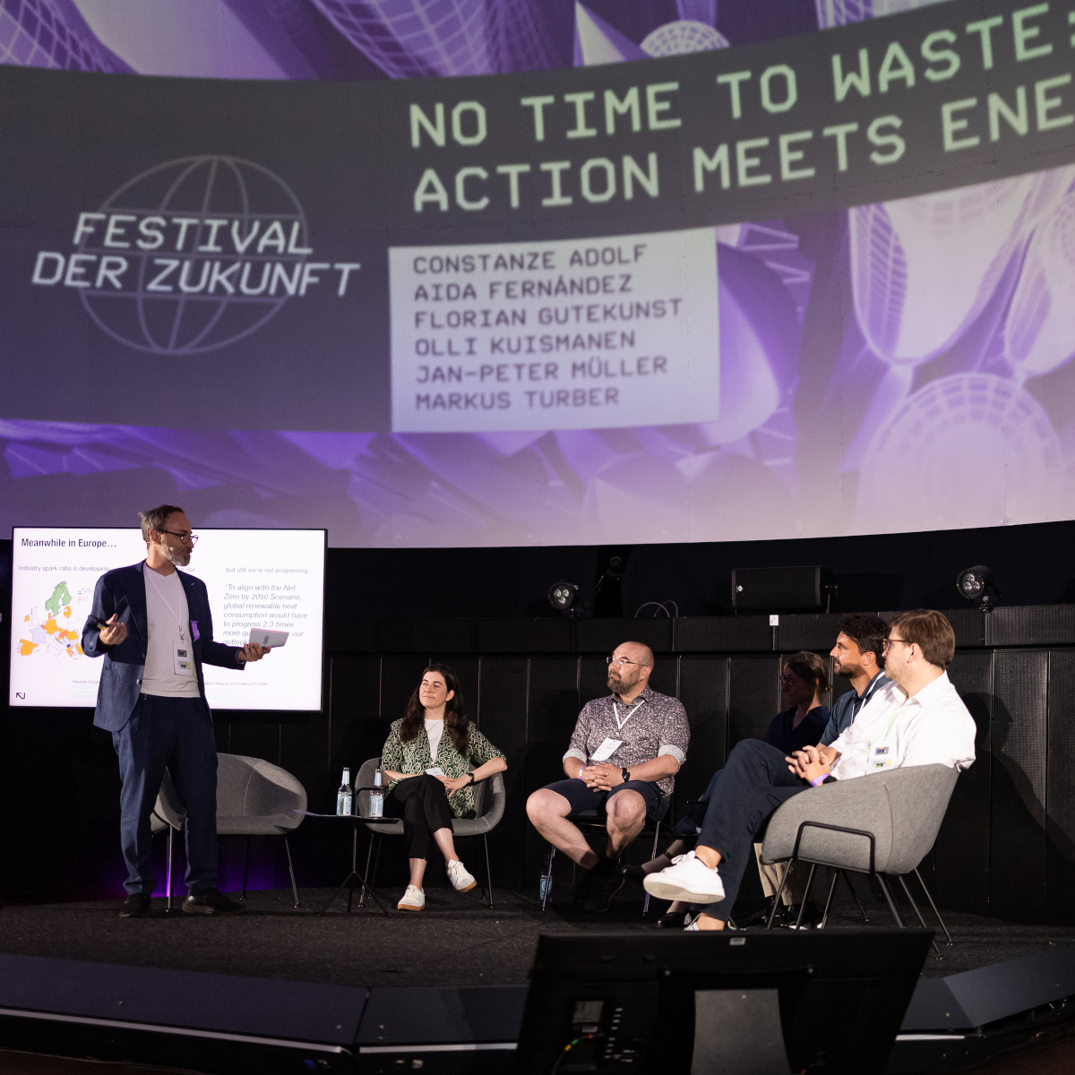 Diskussions-Panel auf einer Bühne des Festival der Zukunft.