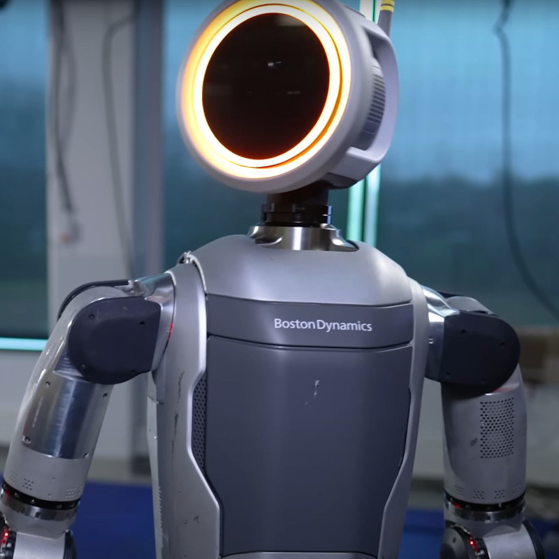 Der neue Atlas Roboter von Boston Dynamics schaut zur Seite. Die Front des Kopfes ist von einem leuchtenden Ring umfasst.