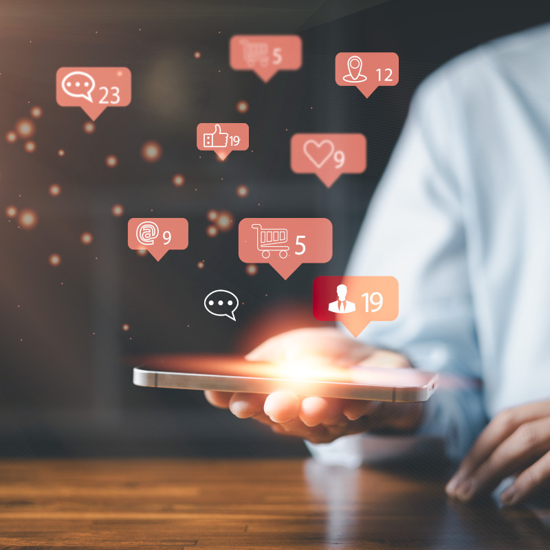 Social-Bots, überfluten Smartphone mit Likes, Follows und Messages - Titelbild.