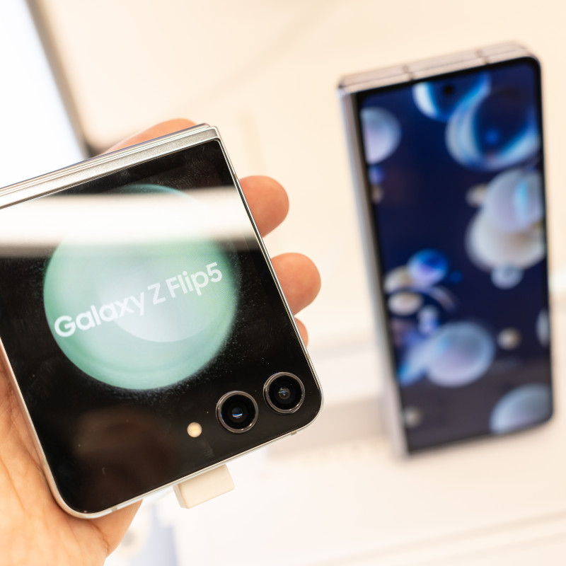 Samsung foldables im Store, einmal Z 5 Flip und das Z 5 Fold.