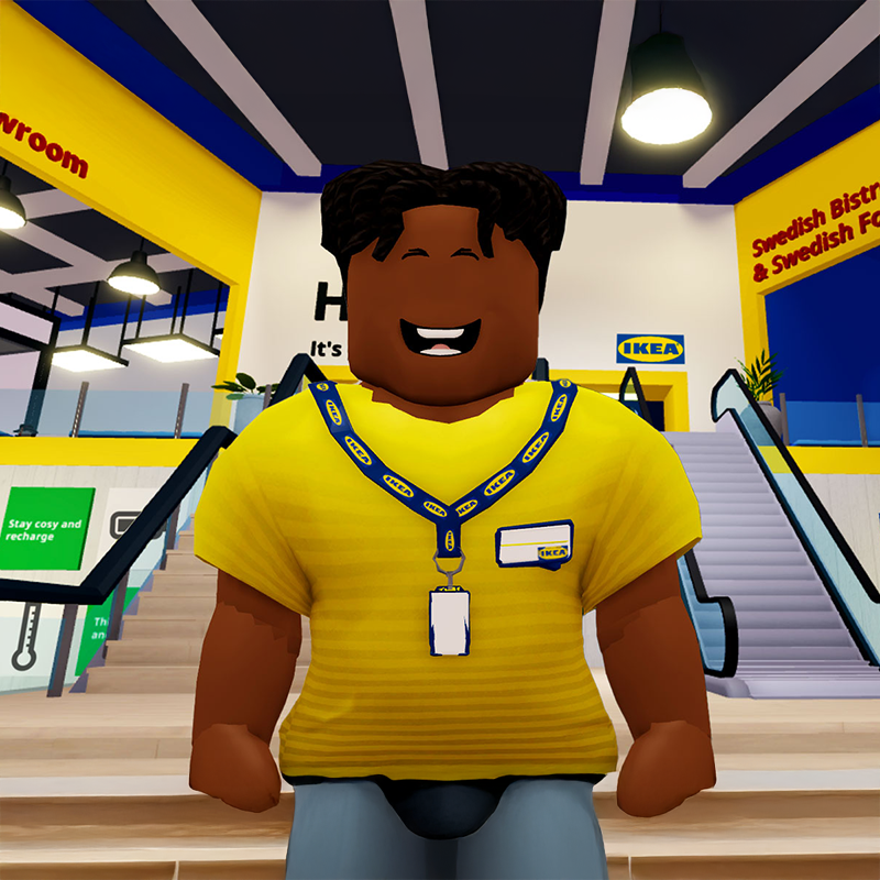 3D-animierte Szene eines virtuellen IKEA-Stores in Roblox-Stil mit bunten, blockartigen Avataren in gelb-blauer Uniform. Die Umgebung zeigt