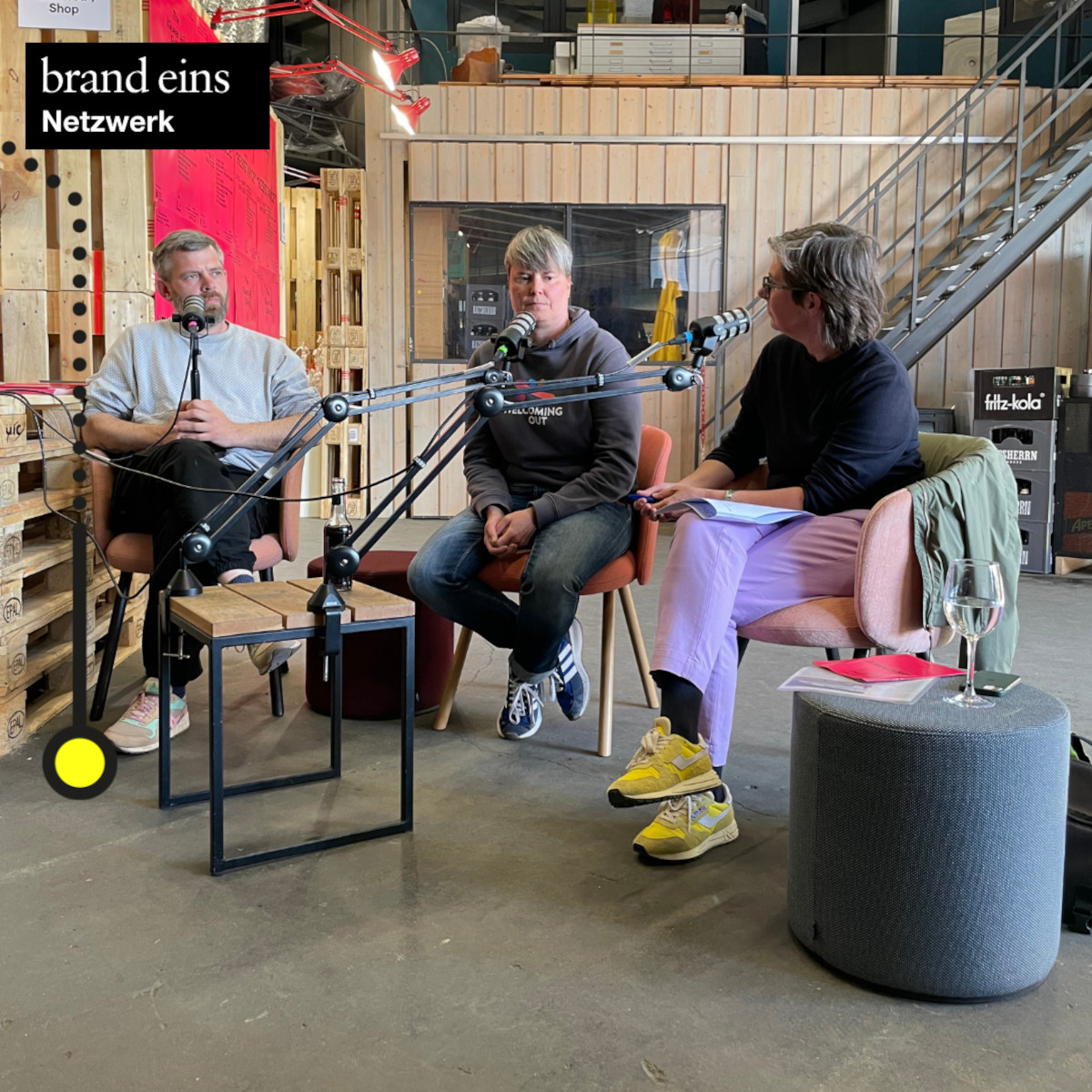 Podcast-Gäste Stefan Mosebach und Vanessa Lamm zusammen mit Moderatorin Tina Kulow.