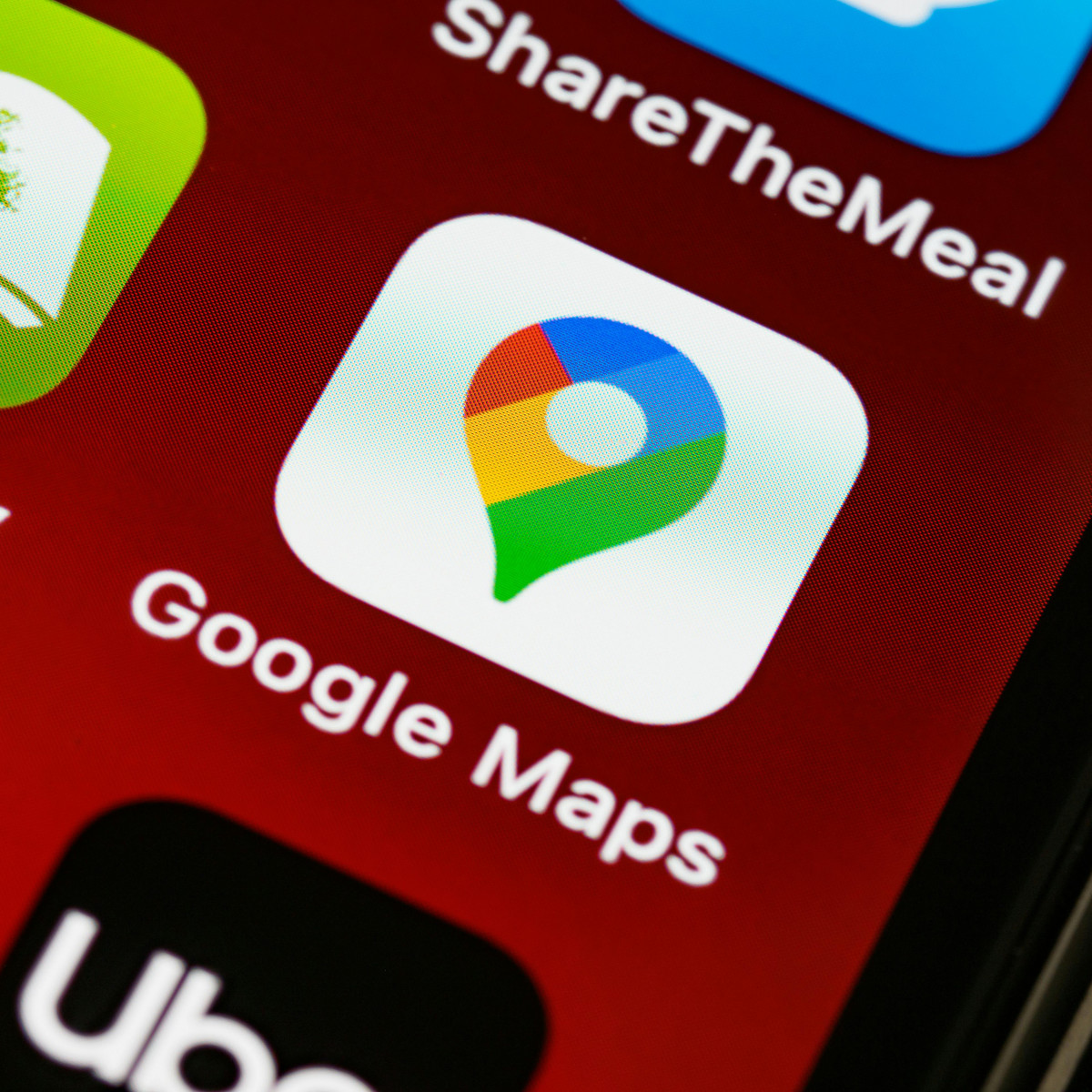 Auf einem Handybildschirm sind verschiedene Apss zu sehen, der Fokus liegt dabei auf der Google Maps-App.
