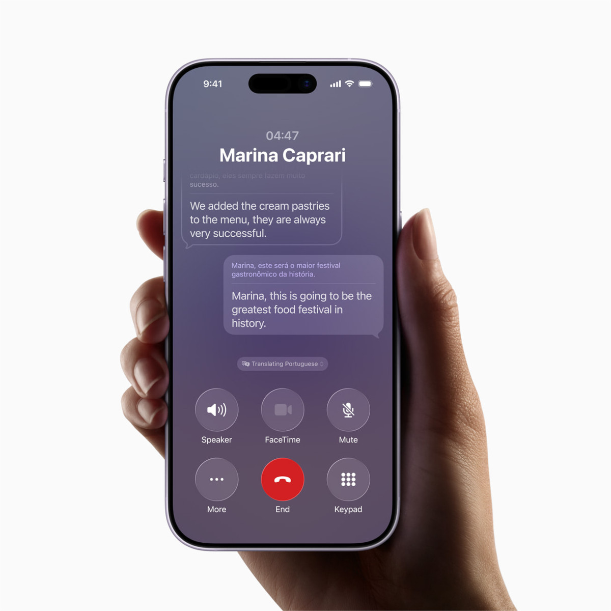 Eine Hand hält ein iPhone, auf der eine Kommunikations-App geöffnet ist, deren Nachrichten mit KI-Unterstützung ins Englische übersetzt werden.