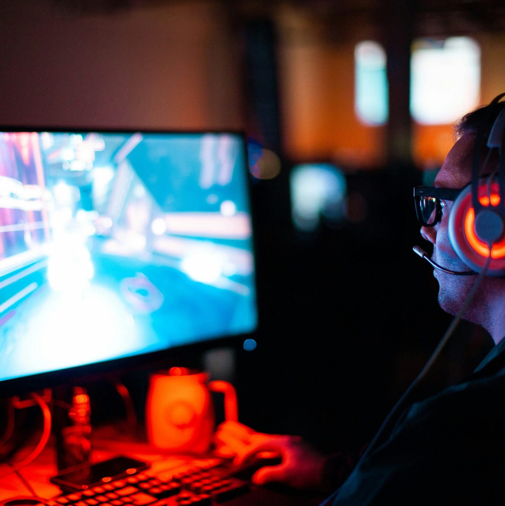 Person, die einen Computer benutzt, um ein FPS-Spiel zu spielen