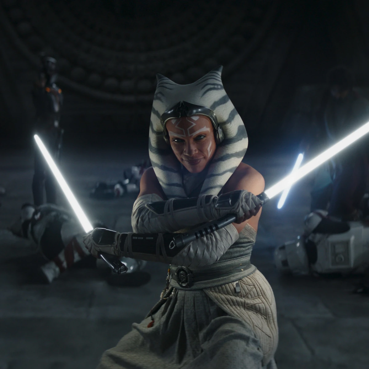 Ahsoka Tano im Kampf mit zwei Lichtschwertern.
