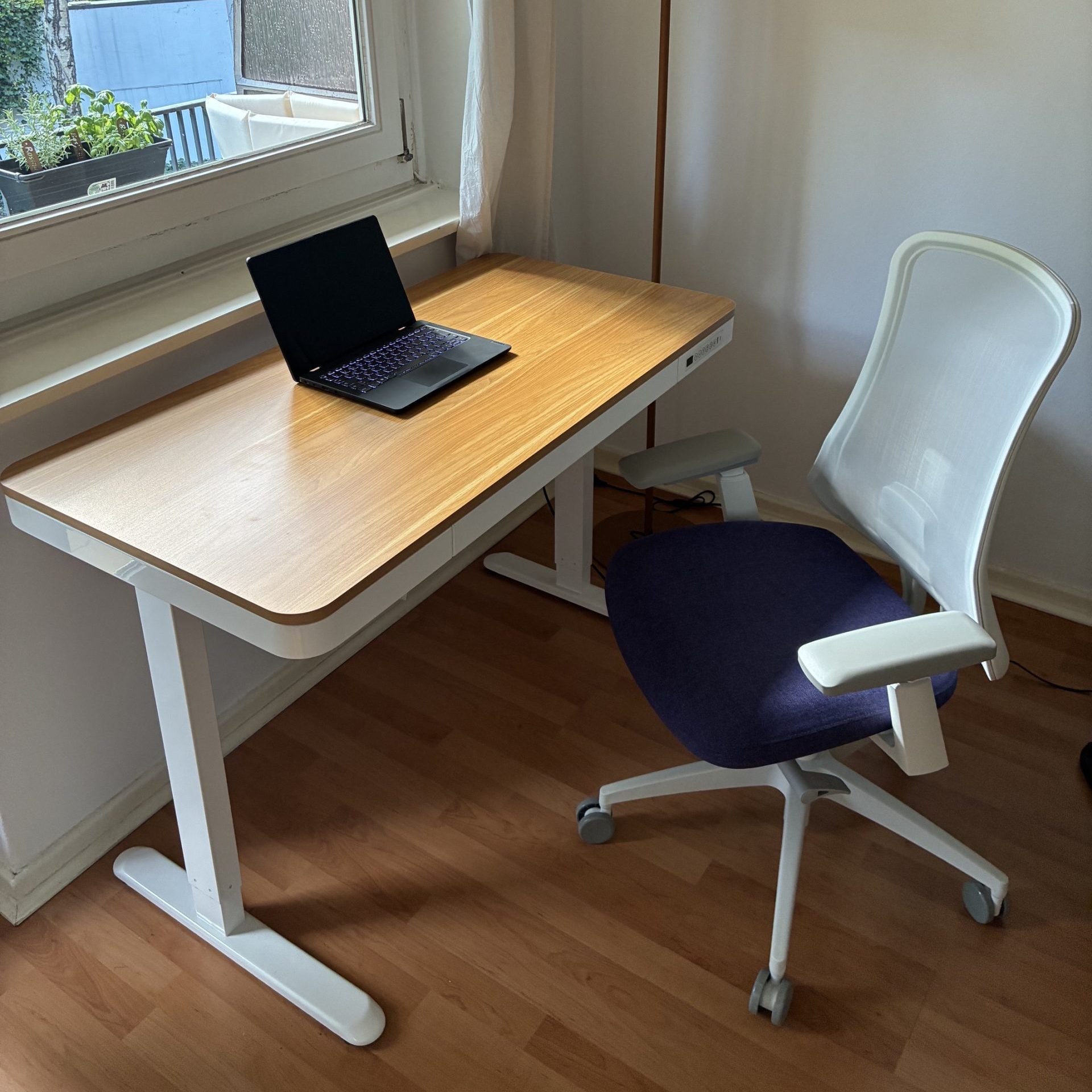 Sheer Chair und Comhar Desk im Setup
