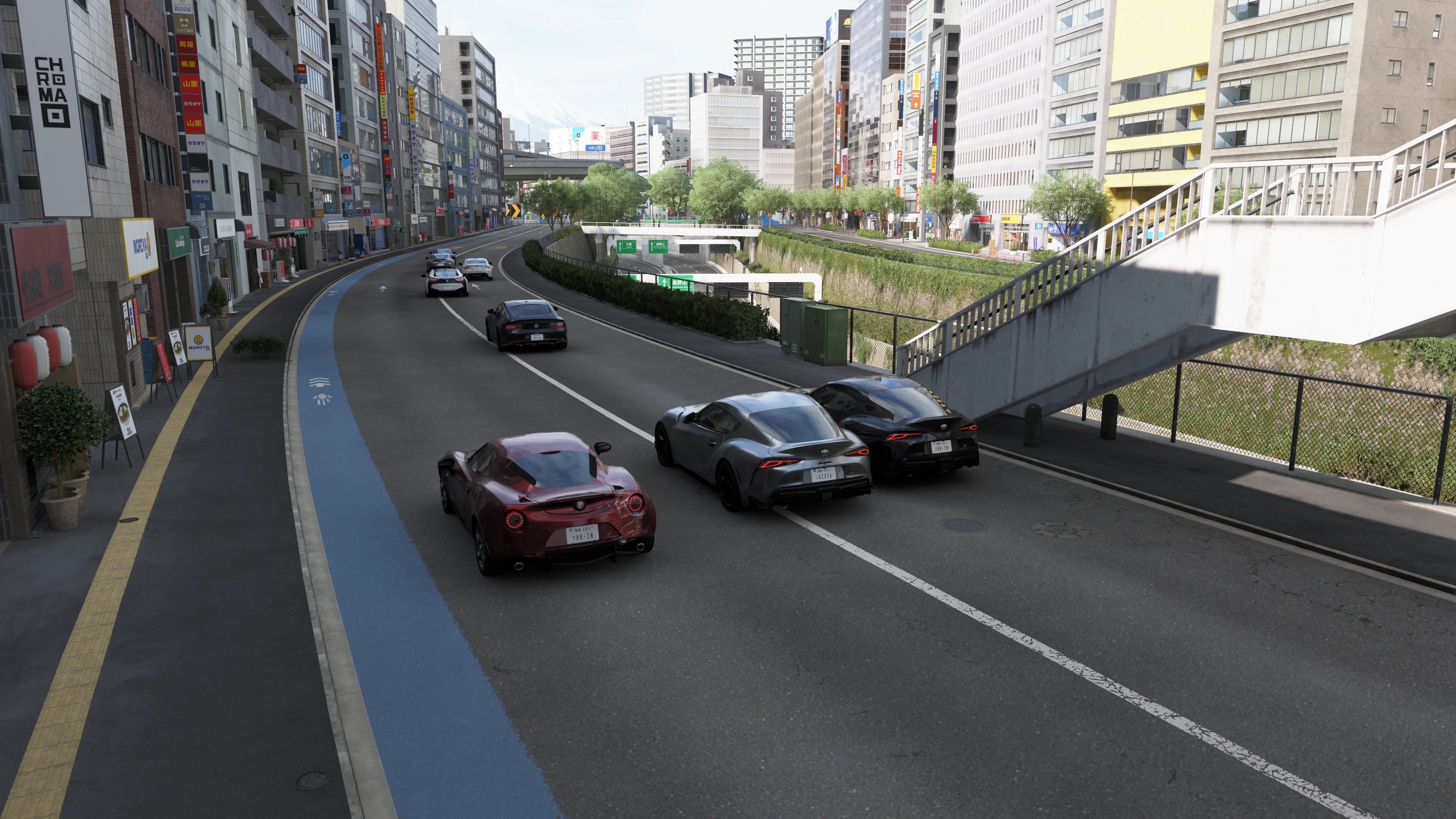 Mehrere Autos fahren ein Rennen auf den Straßen Tokios bei Tag.