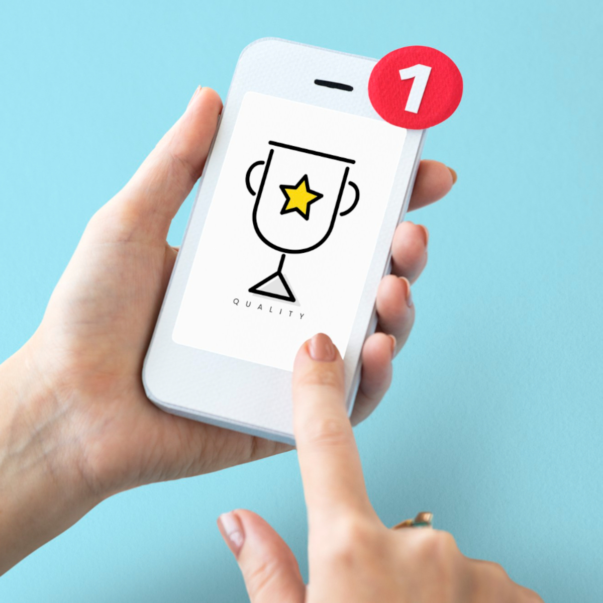 Smartphone in der Hand auf dessen Bildschirm ein Siegerpokal angezeigt wird.